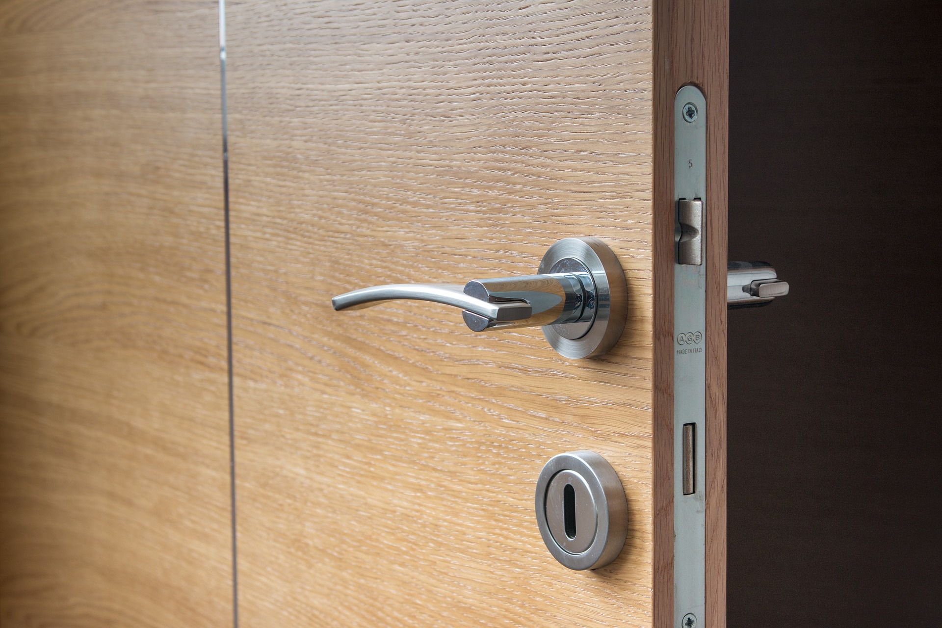 Kako zagotoviti, da bodo vaša vhodna vrata čim bolj varna?